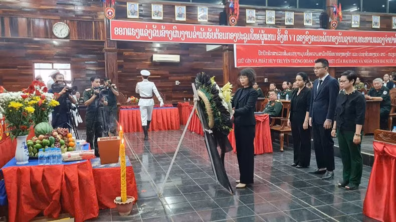 La delegación del Consulado General de Vietnam en Champasak rinde homenaje a los mártires.