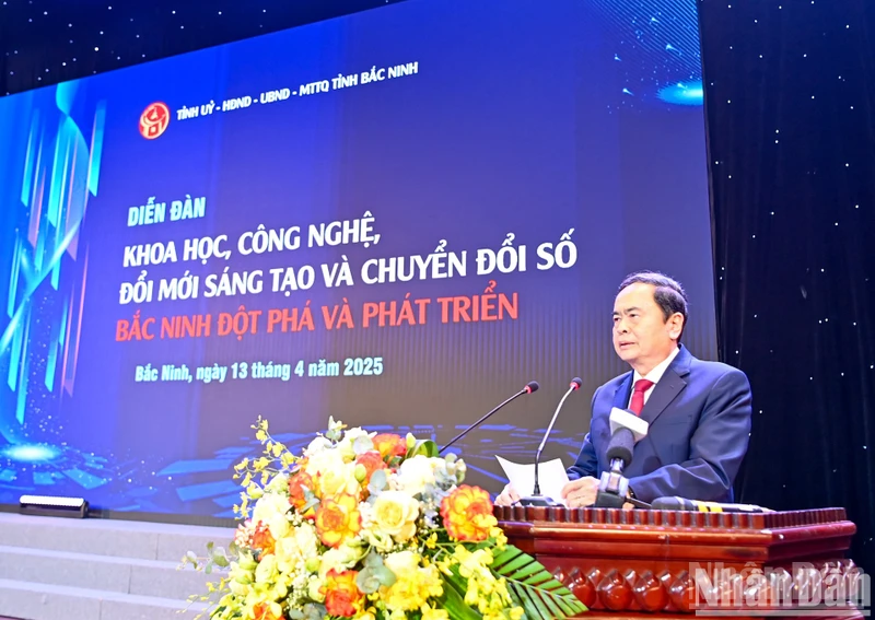 El presidente de la Asamblea Nacional de Vietnam, Tran Thanh Man, pronuncia un discurso.