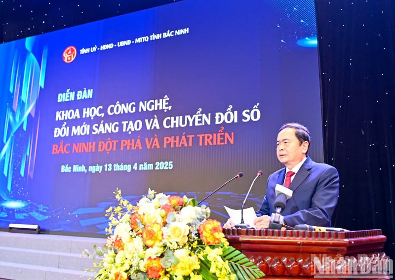 El presidente de la Asamblea Nacional de Vietnam, Tran Thanh Man, pronuncia un discurso.