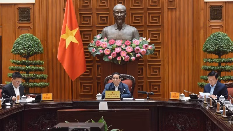 El primer ministro Pham Minh Chinh preside la reunión. (Foto: Tran Hai)