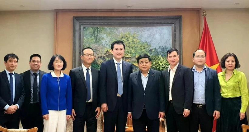 El viceprimer ministro Nguyen Chi Dung (cuarto desde la derecha) y los delegados posan para una foto de grupo en la reunión. (Foto: VNA) 