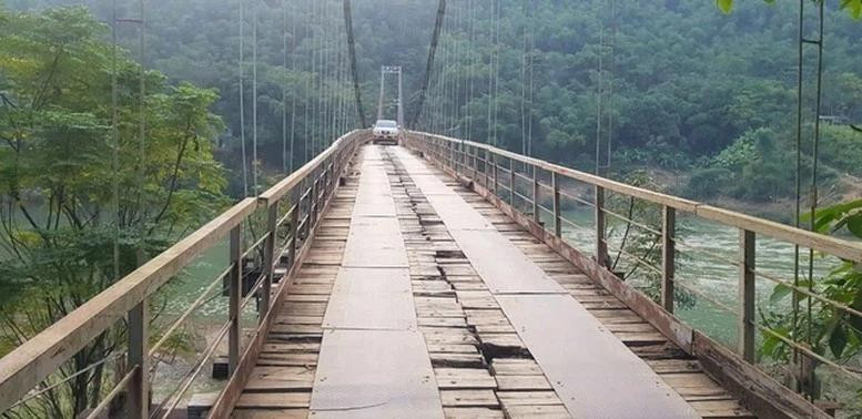 Muchos puentes colgantes están degradados, lo que plantea posibles riesgos de seguridad (Foto: baochinhphu.vn)