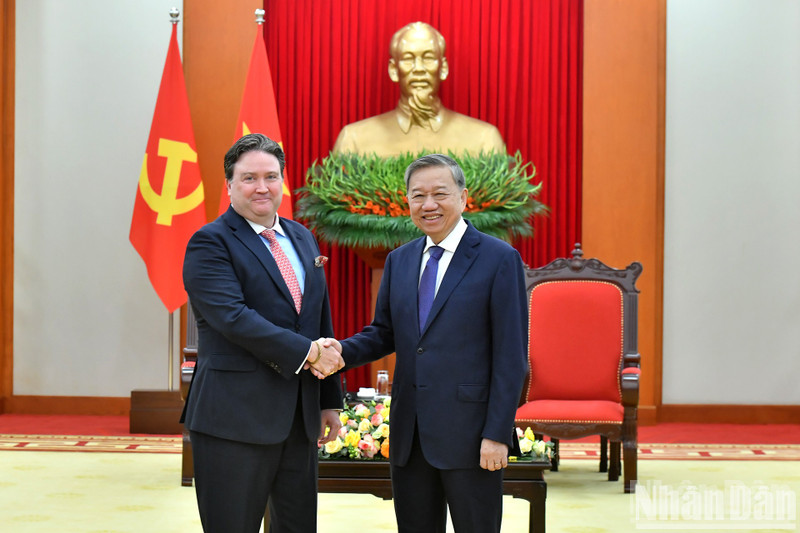 El secretario general del Partido Comunista de Vietnam, To Lam (derecha) recibe al embajador estadounidense en Hanói, Marc Knapper (Fuente: VNA)