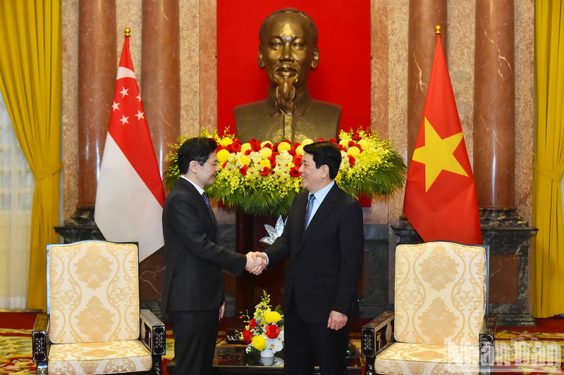 El presidente vietnamita Luong Cuong (derecha) se reunió con el primer ministro singapurense, Lawrence Wong. 
