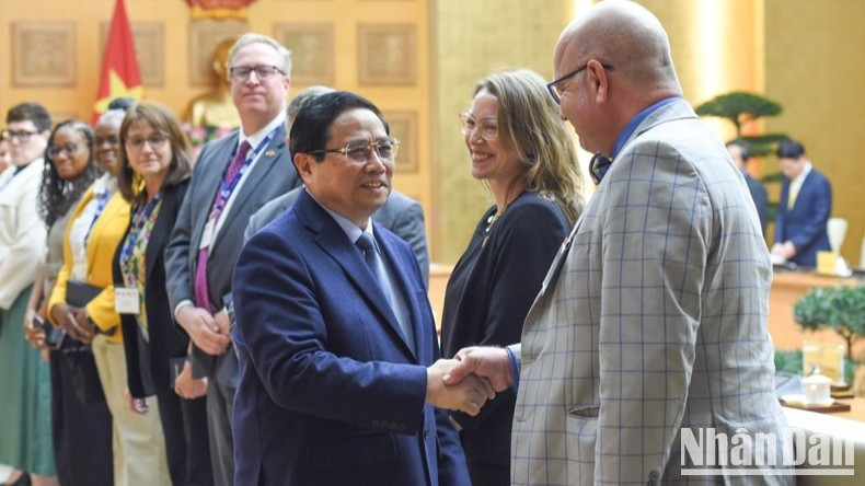 El primer ministro de Vietnam, Pham Minh Chinh, saluda a los representantes de las universidades estadounidenses (Foto: VNA)