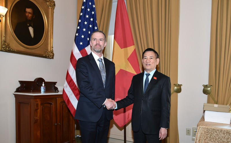 El viceprimer ministro vietnamita Ho Duc Phoc se reúne con el representante de Comercio de Estados Unidos, Jamieson Greer. (Foto: VNA) 
