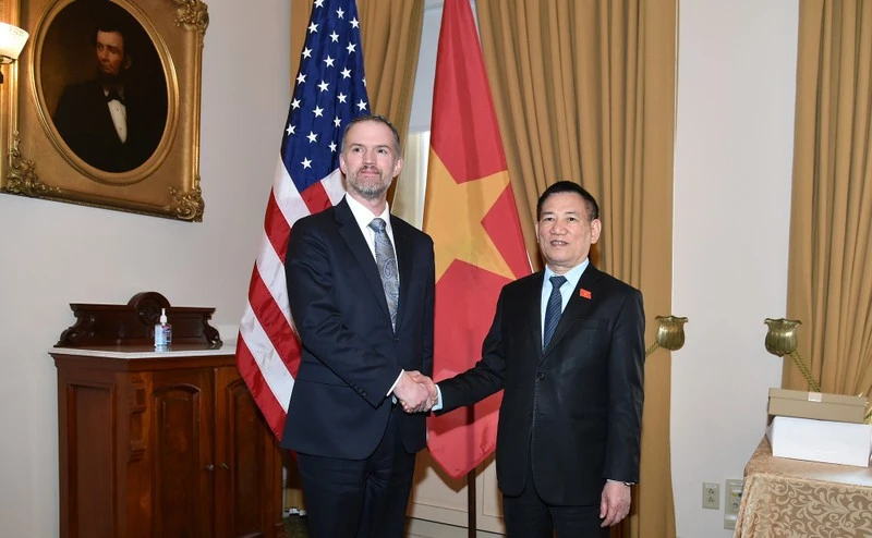 El viceprimer ministro vietnamita Ho Duc Phoc se reúne con el representante de Comercio de Estados Unidos, Jamieson Greer. (Foto: VNA) 