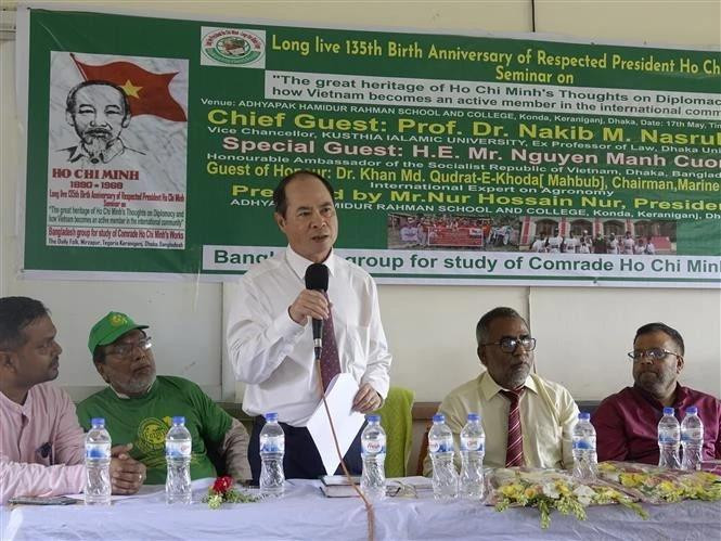 El embajador vietnamita en Bangladés, Nguyen Manh Cuong, habla en el evento. (Fuente: VNA) 