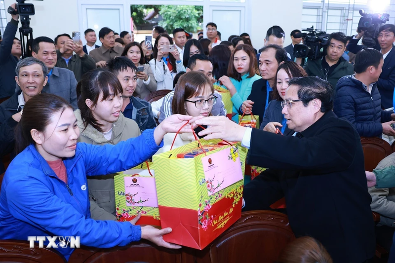 El primer ministro Pham Minh Chinh entrega regalos a las familias beneficiadas de políticas preferenciales (Fuente: VNA)