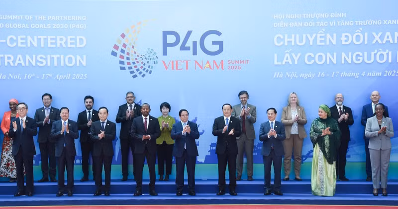 El primer ministro Pham Minh Chinh (centro) posa una foto con los jefes de delegaciones que asisten a la sesión inaugural de la Cumbre P4G en Hanói. 