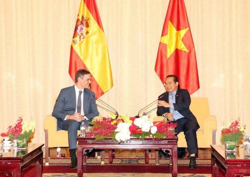 El presidente del Comité Popular de Ciudad Ho Chi Minh, Nguyen Van Duoc, (D) recibe al presidente del Gobierno de España, Pedro Sánchez. (Foto: VNA)