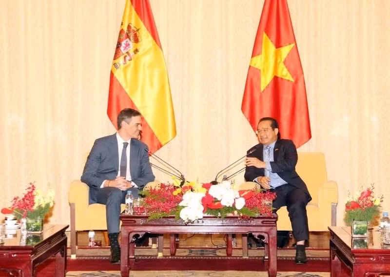 El presidente del Comité Popular de Ciudad Ho Chi Minh, Nguyen Van Duoc, (D) recibe al presidente del Gobierno de España, Pedro Sánchez. (Foto: VNA)