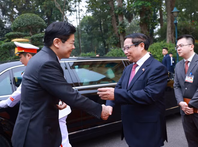 El primer ministro de Vietnam, Pham Minh Chinh, preside la ceremonia de bienvenida a su homólogo de Singapur, Lawrence Wong. (Fuente: VNA)