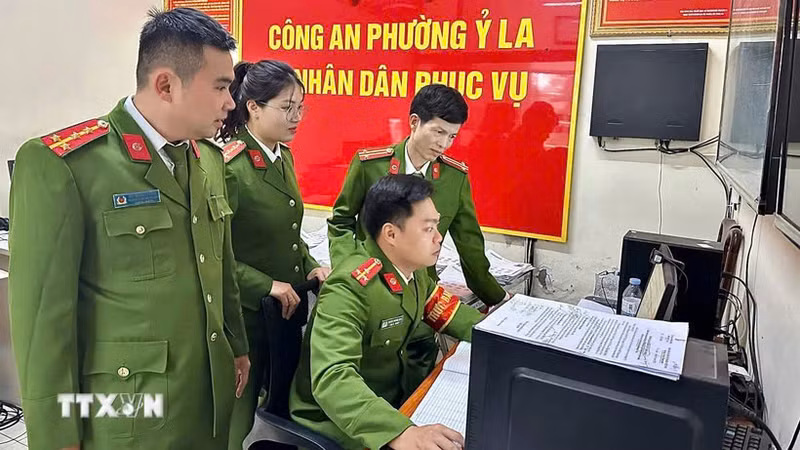 La fuerza policial del distrito de Y La, en la ciudad de Tuyen Quang, inicia oficialmente sus operaciones bajo el nuevo sistema de vigilancia de dos niveles en su primer día de trabajo. (Foto: VNA)