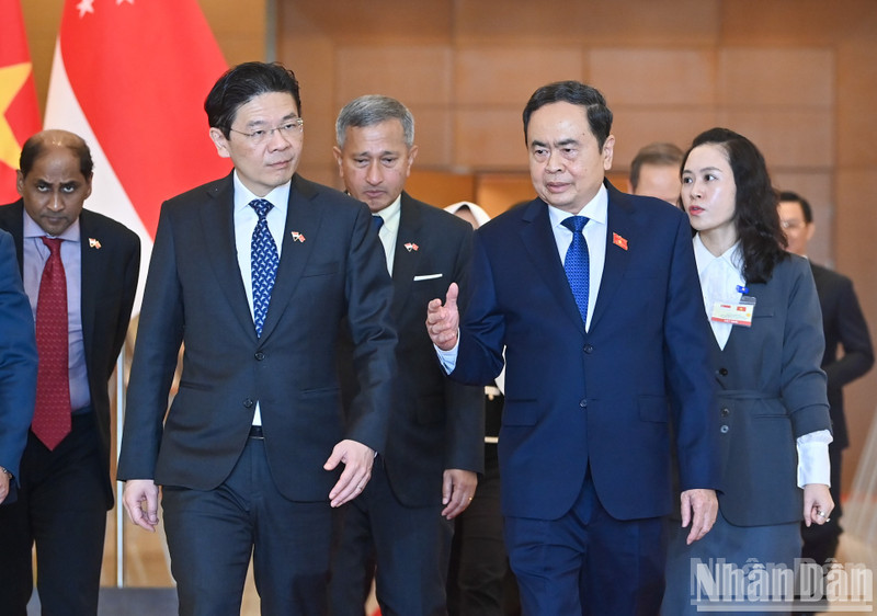 El presidente de la Asamblea Nacional de Vietnam, Tran Thanh Man (derecha), se reúne con el primer ministro de Singapur, Lawrence Wong.