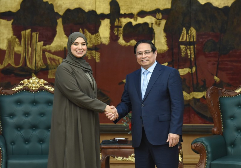El primer ministro de Vietnam, Pham Minh Chinh, recibe a la ministra de Cambio Climático y Medio Ambiente de los Emiratos Árabes Unidos (EAU), Amna bint Abdullah Al Dahak.