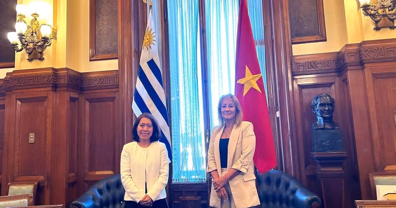 La embajadora de Vietnam en Uruguay, Ngo Minh Nguyet, se encuentra con la vicepresidenta electa, Carolina Cosse. (Fuente: VNA)