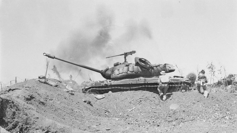 Los tanques enemigos caen en manos del ejército revolucionario.(Foto: VNA)