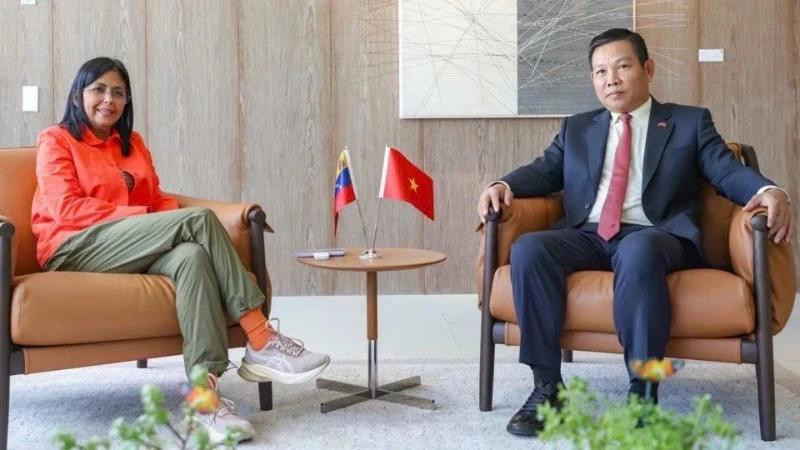La vicepresidenta ejecutiva de Venezuela, Delcy Rodríguez, y el embajador de Vietnam en Venezuela, Vu Trung My (Foto: Cortesía de la Embajada de Vietnam en Venezuela)