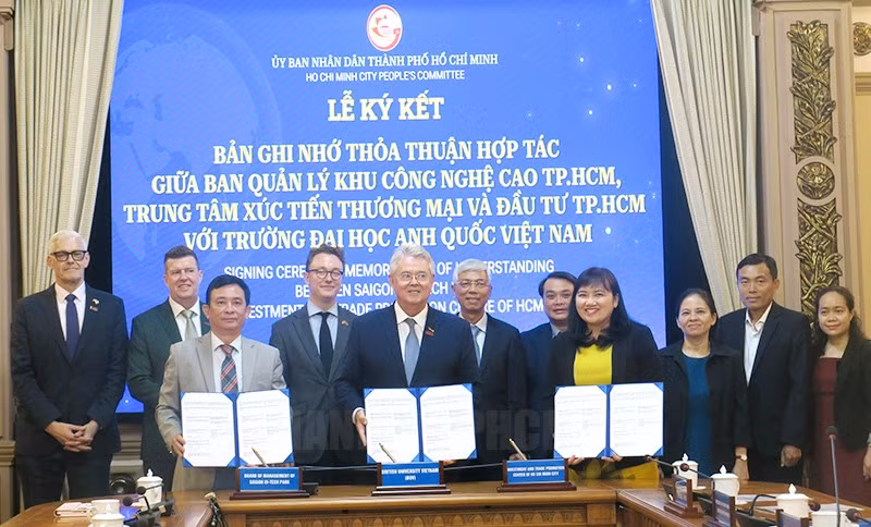 En la ceremonia de firma.