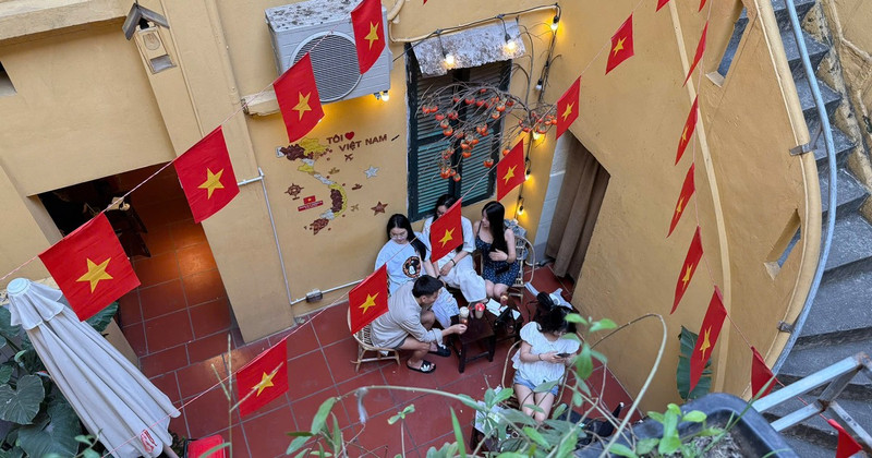 Cafeterías en Hanói decoradas en saludo a 50 años de Reunificación Nacional