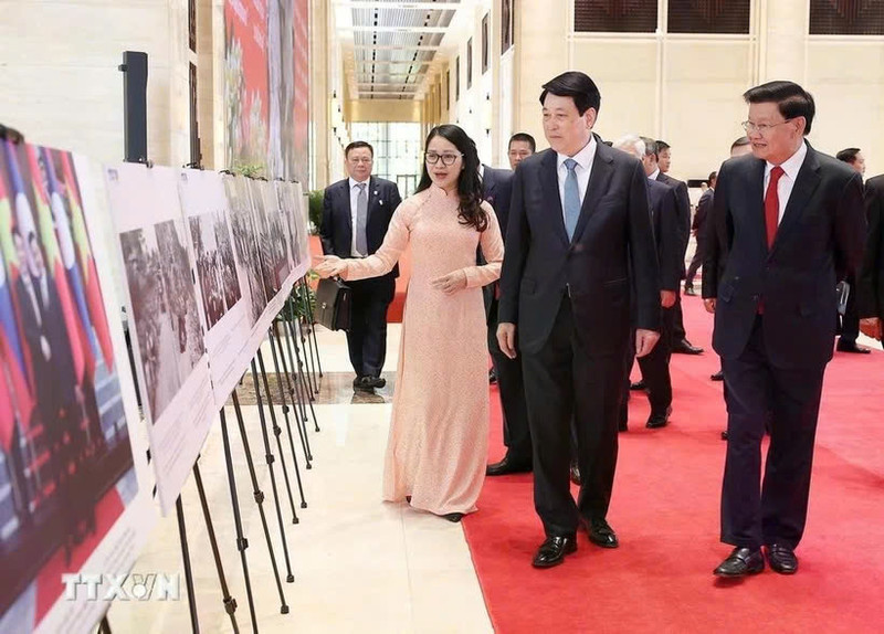 El presidente vietnamita Luong Cuong, junto con el secretario general del Partido Popular Revolucionario y presidente de Laos, Thongloun Sisoulith, en el evento. (Fuente: VNA)
