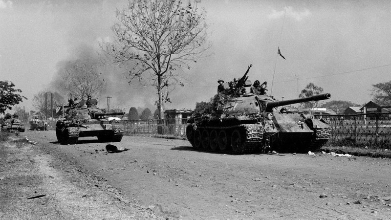 Tanque del ejército de liberación avanza hacia la ciudad de Buon Ma Thuot. (Foto: VNA)