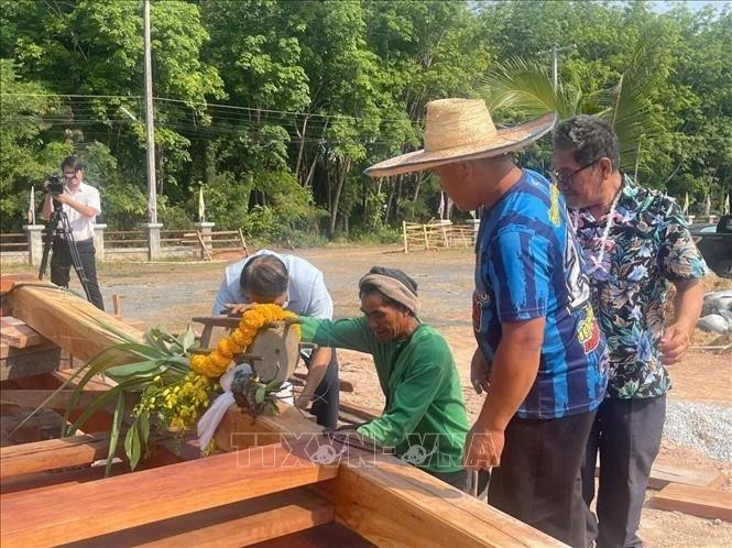 Los primeros pilares de madera se erigieron para el proyecto de la casa sobre pilotes de Ho Chi Minh en el Complejo Memorial en la provincia de Udon Thani. (Foto: VNA)