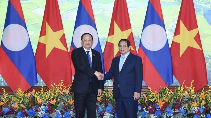 El primer ministro de Vietnam, Pham Minh Chinh (derecha), recibe a su homólogo de Laos, Sonexay Siphandone. 