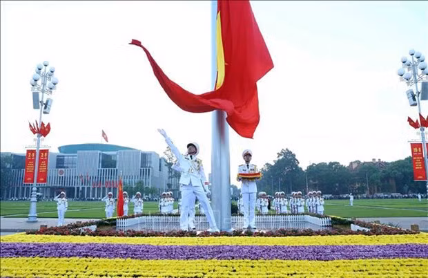Ceremonia de izamiento de la bandera en la plaza Ba Dinh con motivo del Día Nacional. (Fotografía: VNA)