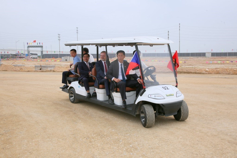 Premier checo visita planta de automóviles de Škoda Auto en Quang Ninh. (Fotografía: VNA)