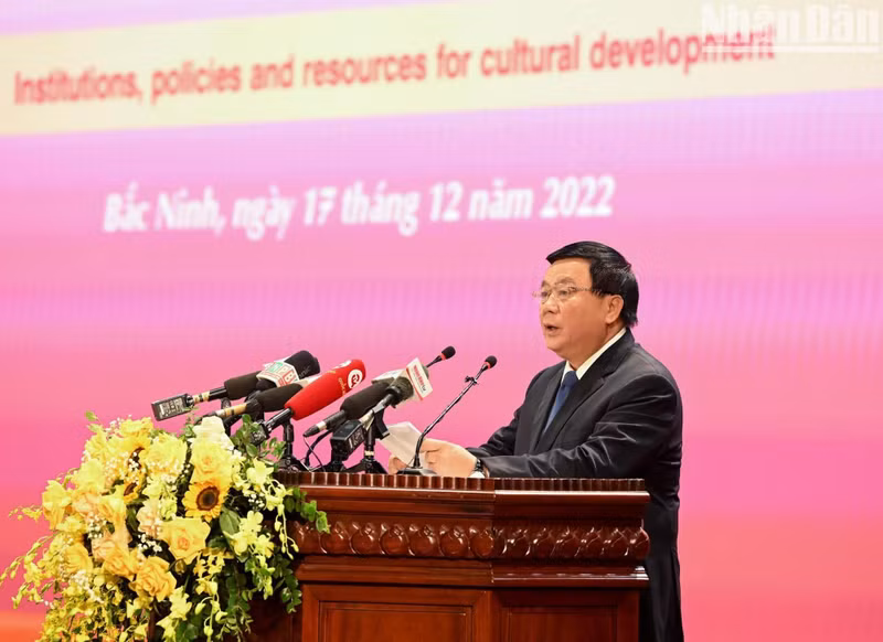 El director de la Academia Política Nacional Ho Chi Minh, Nguyen Xuan Thang, propone los contenidos de la Conferencia.