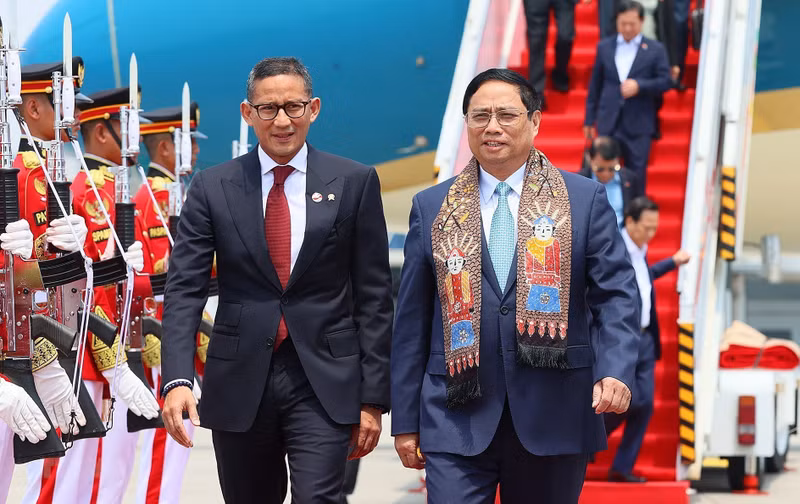 Ceremonia de bienvenida al primer ministro Pham Minh Chinh y a una delegación vietnamita de alto rango en el Aeropuerto Internacional Soekarno-Hatta de Yakarta. (Fotografía: VNA)