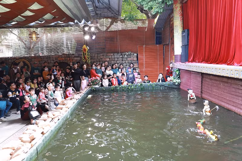 Espectáculos de marionetas acuáticas llaman la atención de los niños.