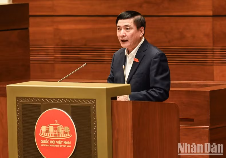 El secretario general y jefe de la Oficina de la Asamblea Naciona Bui Van Cuong pronuncia un discurso.