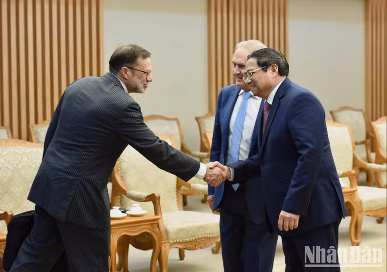 Pham Minh Chinh da la bienvenida a la delegación australiana.