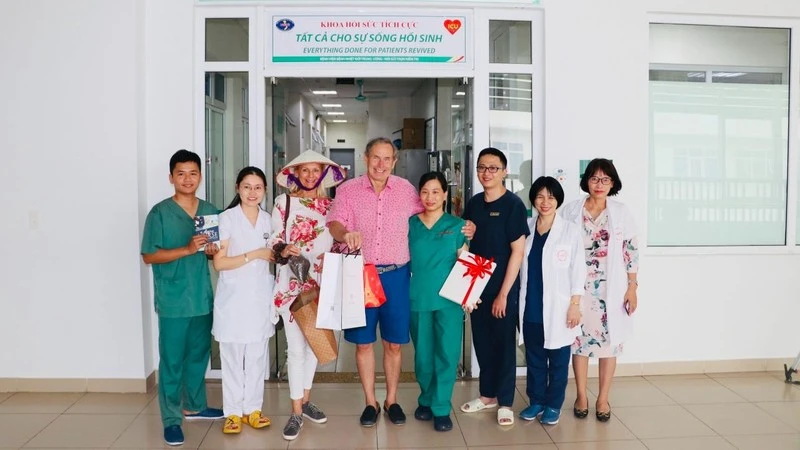 Vistan dos pacientes ingleses de Covid-19 a médicos vietnamitas.