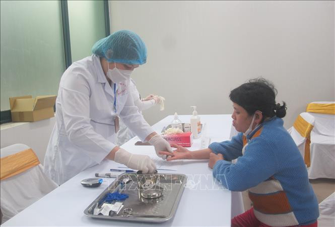 Chequeo de salud para pobladores. (Fotografía: VNA)