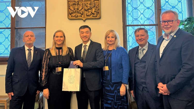 El embajador de Vietnam en la República Checa, Duong Hoai Nam y representantes del Grupo Parlamentario de Amistad Checo-Vietnamita. (Fotografía: VOV)