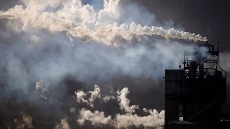 Los gases escapan de las chimeneas de la fábrica de Yara France en Montoir-de-Bretagne, cerca de Saint-Nazaire, Francia, el 4 de marzo de 2022. (Fotografía: Reuters)