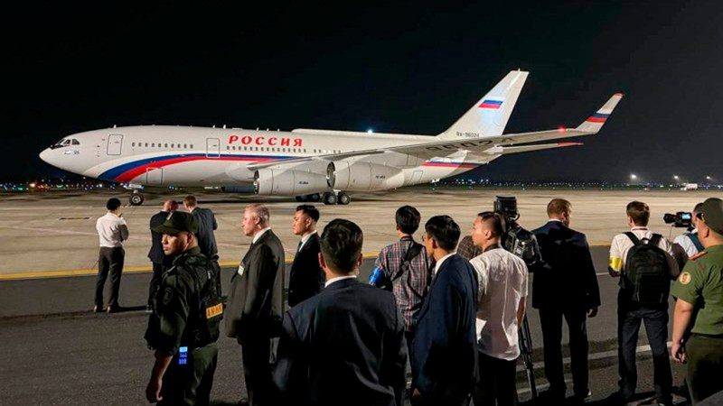 El avión presidencial del mandatario ruso Vladimir Putin aterriza en el aeropuerto internacional de Noi Bai (Hanói). (Fotografía: TASS)