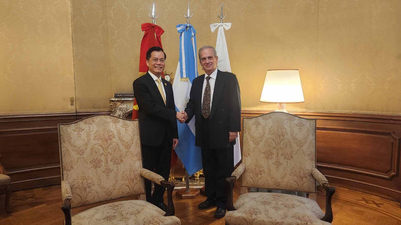 El vicecanciller vietnamita Ha Kim Ngoc y el ministro interino de Relaciones Exteriores, Comercio Internacional y Culto de Argentina, Pablo A. Tettamati. (Fotografía: baoquocte.vn)