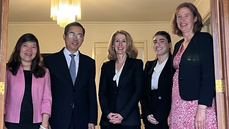 El embajador de Vietnam en Australia, Pham Hung Tam, y la jefa de la Agencia de Cooperación Internacional del Departamento de Educación del país oceánico, Karen Sandercock. (Fotografía: VOV)
