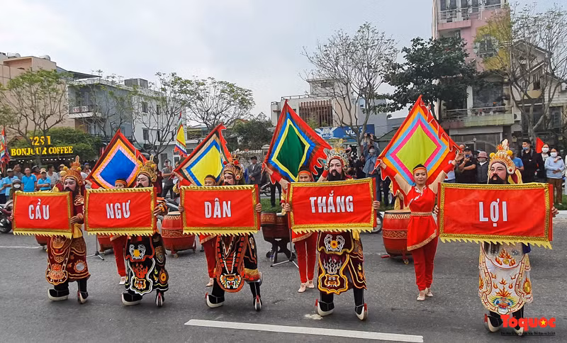 Celebran en Da Nang festival Cau Ngu.