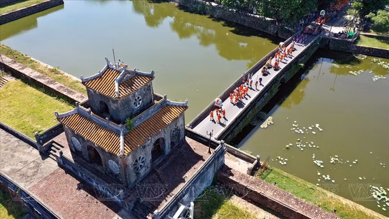 La delegación interpreta el tuong en el camino a la Ciudadela Imperial de Hue.