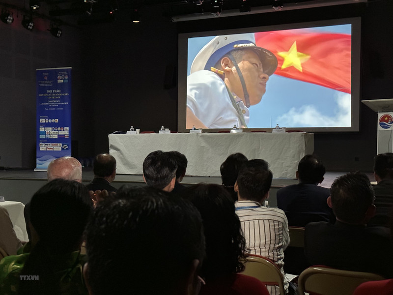 Los participantes ven una película sobre Truong Sa. (Fotografía: VNA)