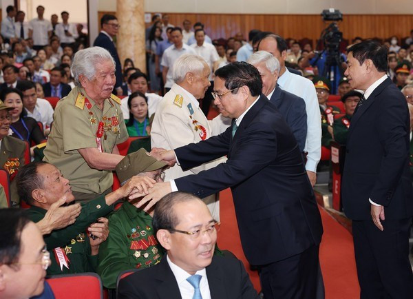 El primer ministro Pham Minh Chinh se reúne con soldados veteranos, jóvenes voluntarios y trabajadores de primera línea que participaron directamente en la campaña de Dien Bien Phu en 1954. (Fotografía: VNA)