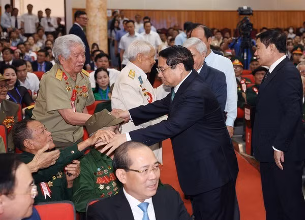 El primer ministro Pham Minh Chinh se reúne con soldados veteranos, jóvenes voluntarios y trabajadores de primera línea que participaron directamente en la campaña de Dien Bien Phu en 1954. (Fotografía: VNA)