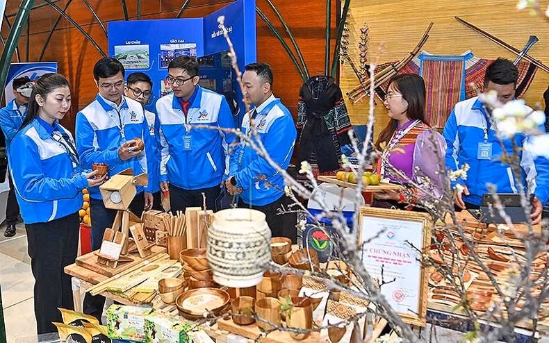 Bui Quang Huy visita el área de muestras de la UJCHCM de las zonas montañosas del noroeste. Bui Quang Huy visita el área de muestras de la UJCHCM de las zonas montañosas del noroeste.