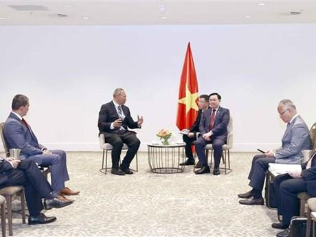 El presidente de la Asamblea Nacional de Vietnam, Vuong Dinh Hue, y los directores ejecutivos de Fiso Investment John Fiso y de Viet River Holdings. (Fotografía: VNA)